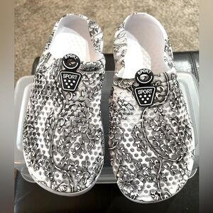 NWOT, SPORT GARDEN CLOGS, WOMENS 9 1/2,